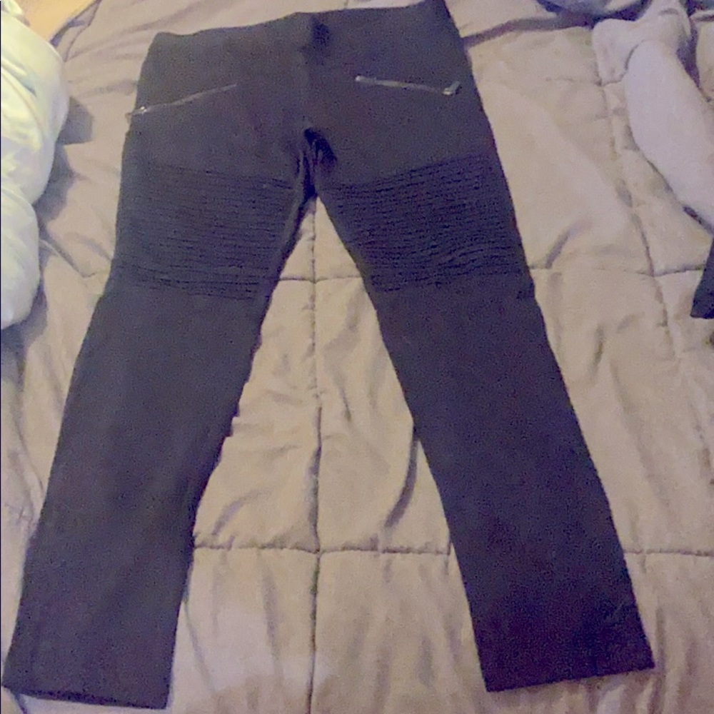 Black express leggings with zipper pockets